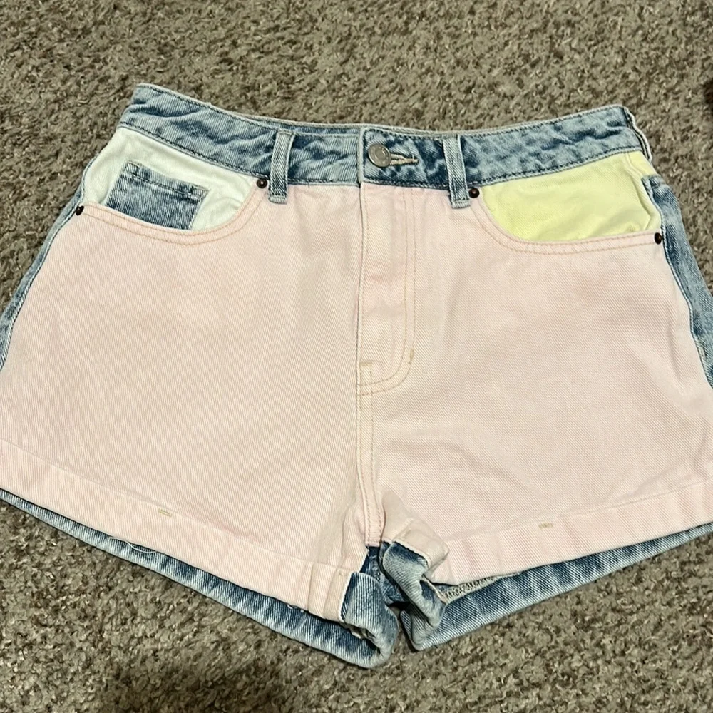 2 pair PAC Sun mom shorts 1 NWT, 1 gently worn. Size 28 & size 27 - Picture 5 of 7